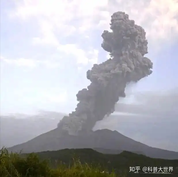 日本樱岛火山又喷发，百年前的喷发曾将岛民埋葬，海湾被喷成陆地