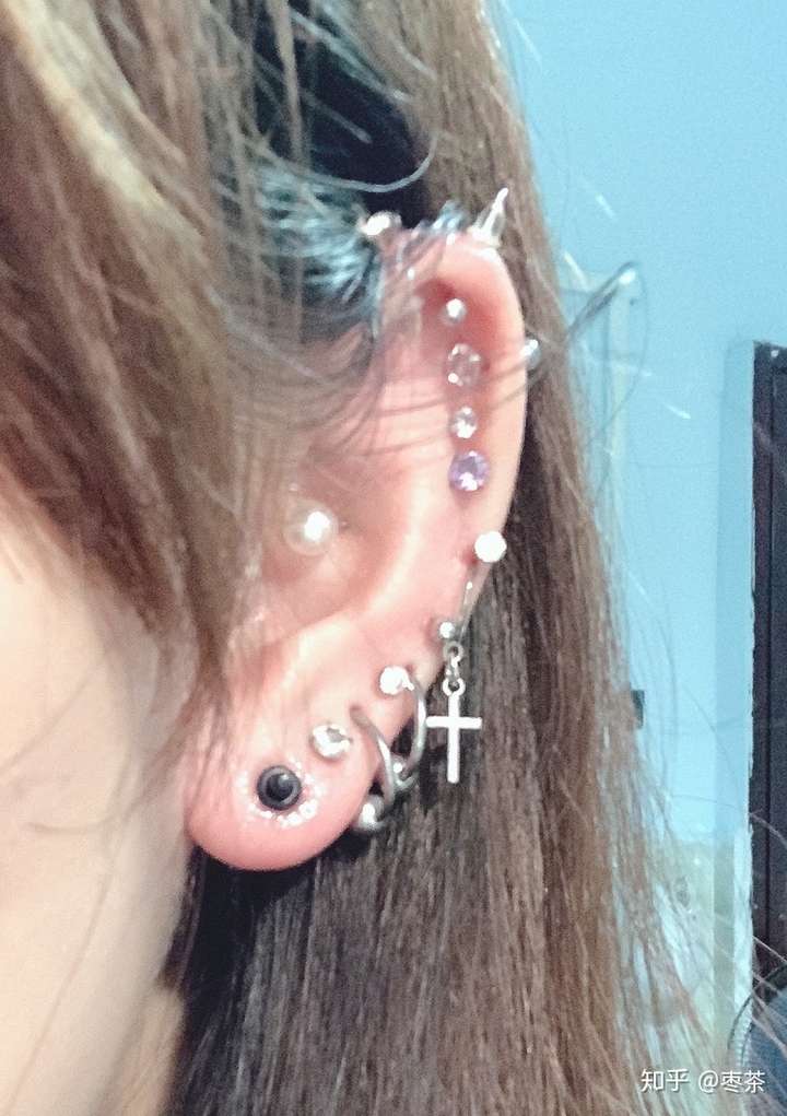 女生打两个及以上耳洞是什么体验