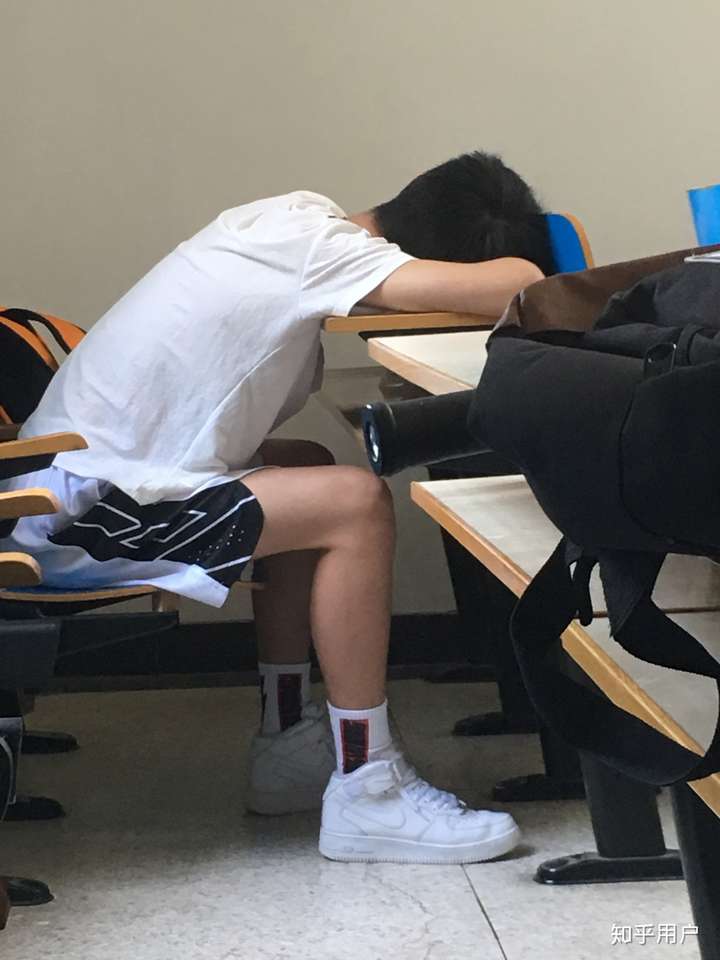 有喜欢帅哥同学白袜的吗