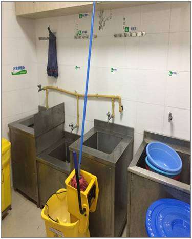 可是现代医院污洗间设备落后,环境乱差.