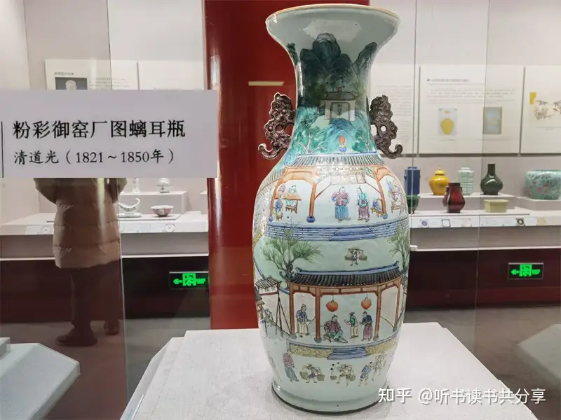 景德官窑烧御器，精美绝伦蜚万国。粉彩华贵别一格，全景宝瓶映概况。御