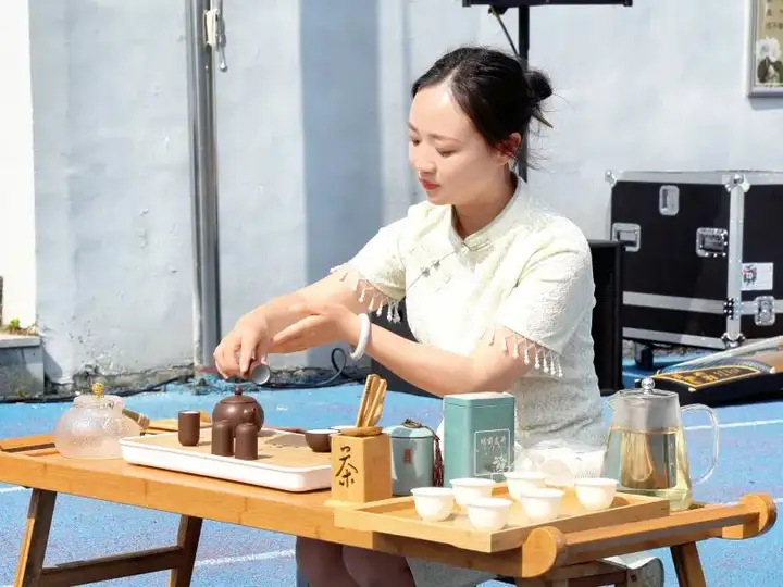 茶艺展风雅 青春推农产丨我校师生亮相2025富春山居全民读书活动之4·23世界读书日“书香茶韵·最富春”(图2)