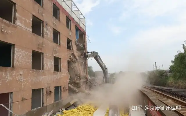 北京郊区小产权拆除（“小产权”房的本质是违建，北京将在半年内拆光此地3.9万平米！）