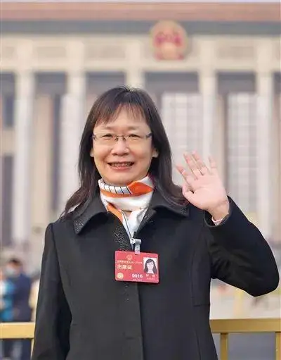 全国人大代表伊彤依法维护医务人员权益有力量有温度