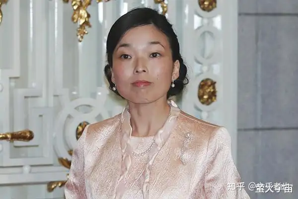 日本最年长女王亮相 牛津大学博士40岁仍单身未嫁 坐姿笔挺娇小明亮照人 知乎
