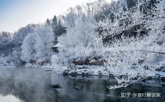 辽宁本溪水帘洞奇特风景，比水墨画还美，游玩之人无不称赞！