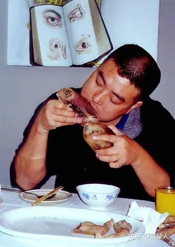 朱昱作品,死亡美学,图源网络,侵删这个作品就经常被用于证明中国人吃
