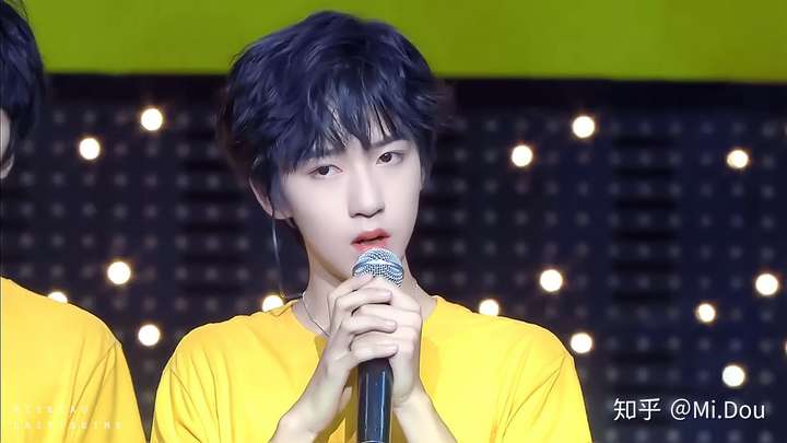 李天泽和贺峻霖脸鼻子正面都有点大,但为什么那么帅?