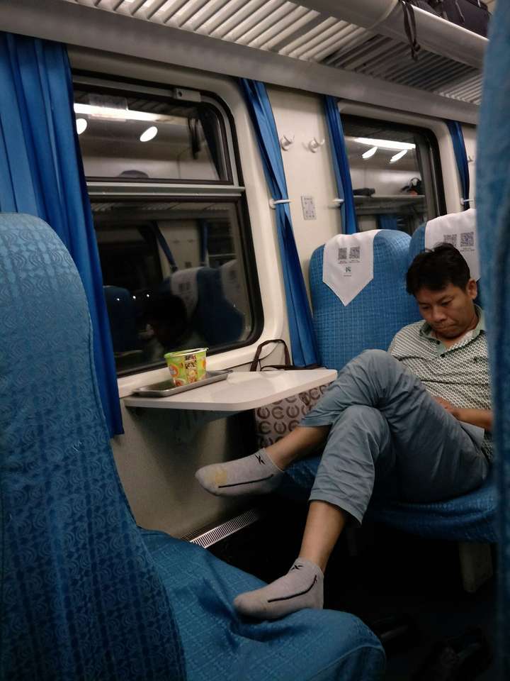 火车长途硬座有哪些黑魔法?