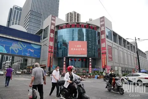 上海最大服装批发市场商户呼吁减租 停业三月错失旺季