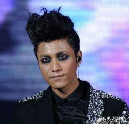 单单挡住小半张脸的杀马特造型(图我一下子找不到了,找到的时候再补)