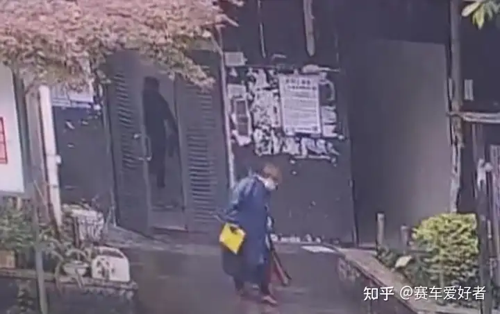 重庆一小区天降菜刀险伤人，当事人：走出楼栋不到5秒，就砸在了后脚跟附近
