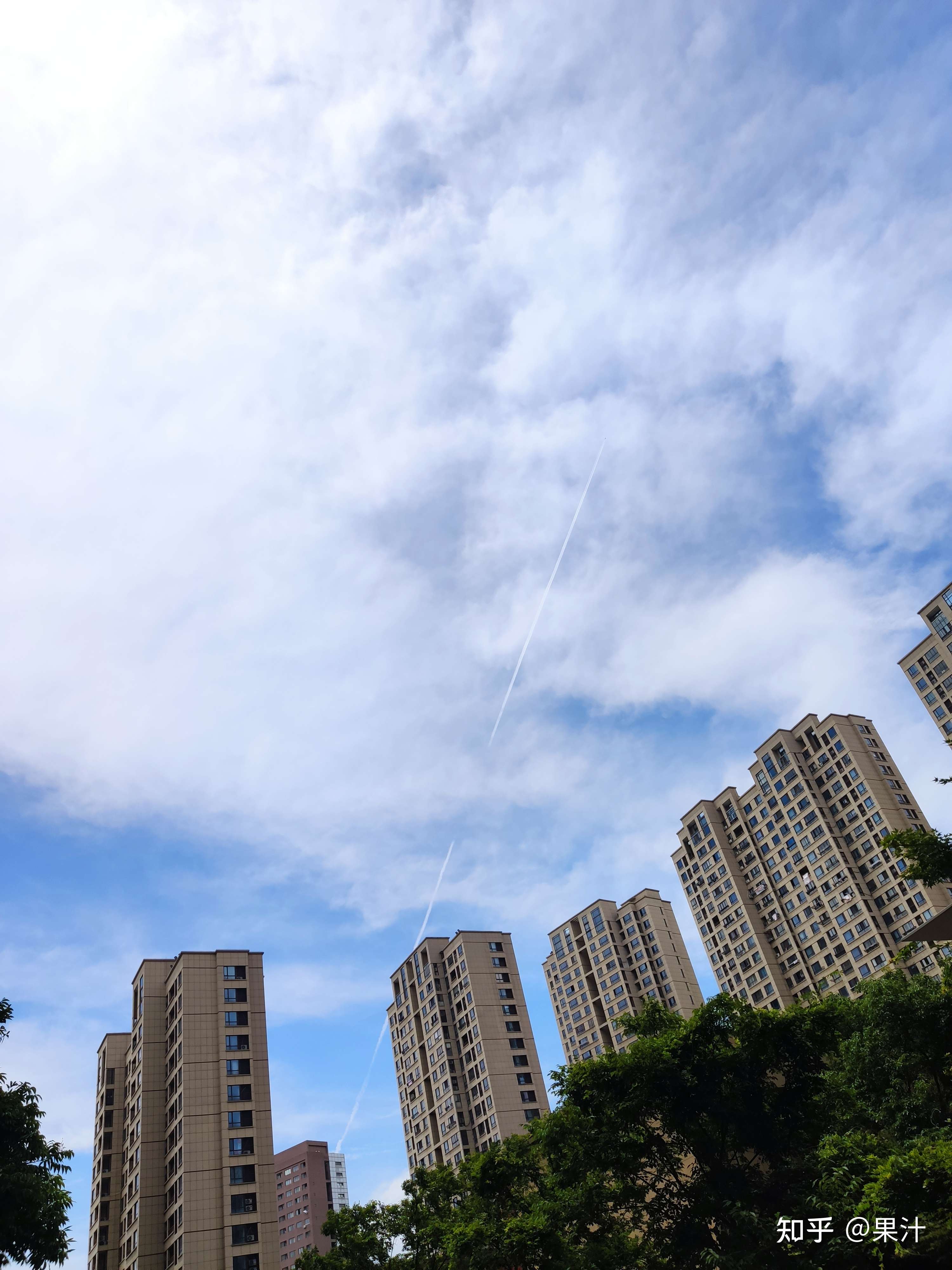 果汁 的想法: 地铁站有两道彩虹,红绿灯上面是灰色天空… - 知乎