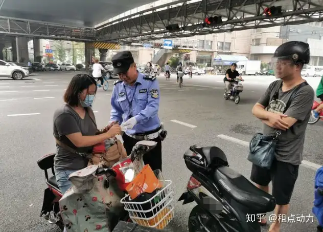 7月1日起，全国多地展开电动车大整治，必须强制戴头盔！