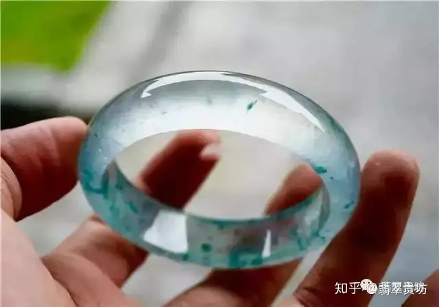 翡翠飘花如何区分呢 飘花对翡翠手镯有着什么样的影响呢 知乎 翡翠飘花如何区分呢 飘花对翡翠手镯有着什么样的影响呢 知乎