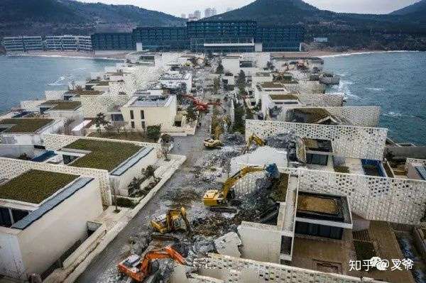 1人 赞同了该文章 刚刚,青岛西海岸涵碧楼41栋临海别墅,被依法拆除