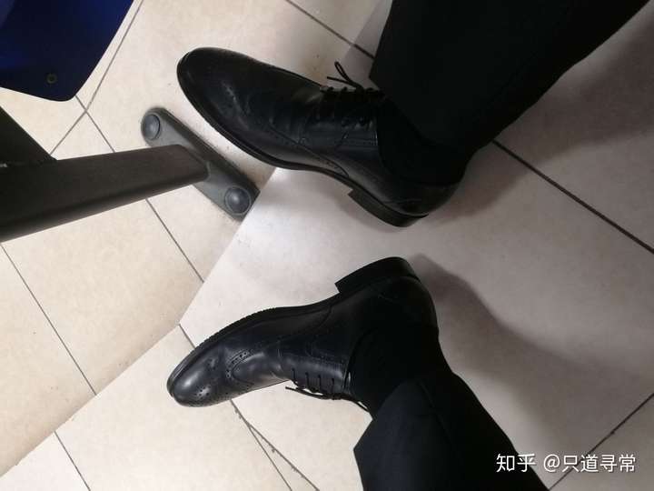 为什么成熟男人喜欢穿黑袜子
