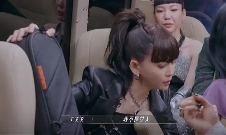 《乘风破浪》第三季开播：谢娜主持终于拿手卡了，有被王心凌甜到(2021乘风破浪第三季播出时间)