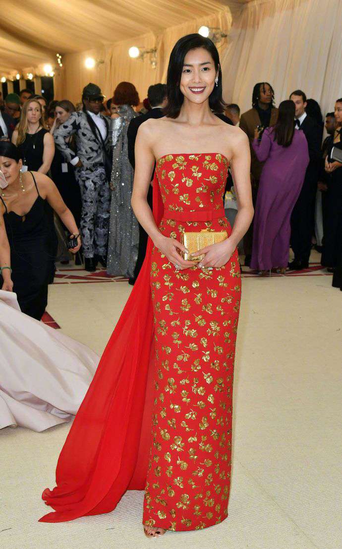 刘雯连续9年亮相met gala 每年都如此的美 超模气场十足