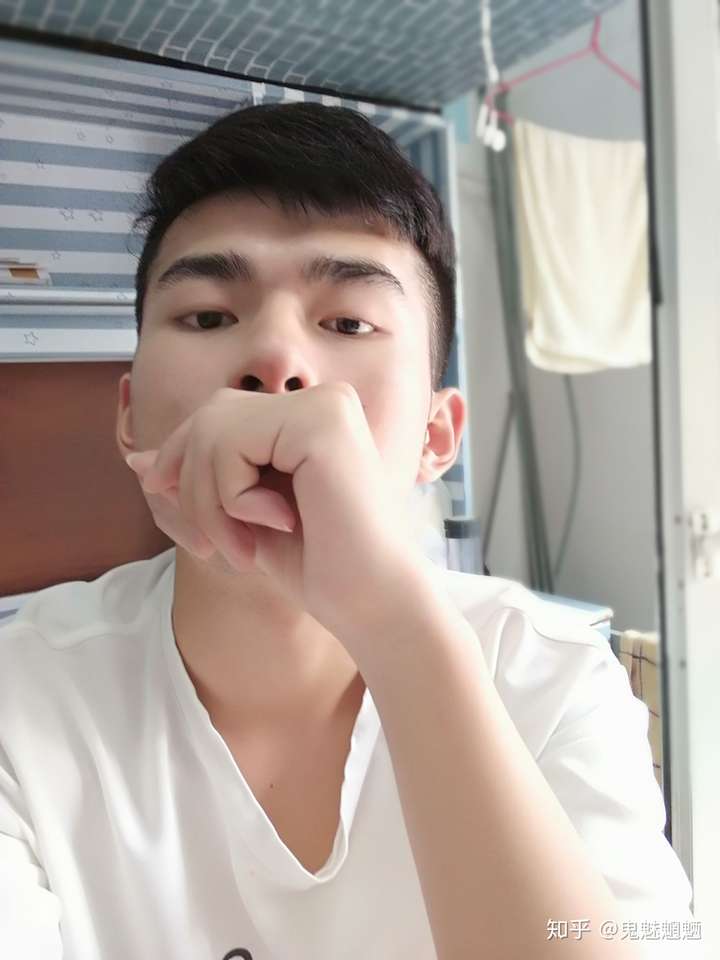 回答的哈哈哈 体验就是,睁开眼睛的时候,看到的视野,最近的就是山根!