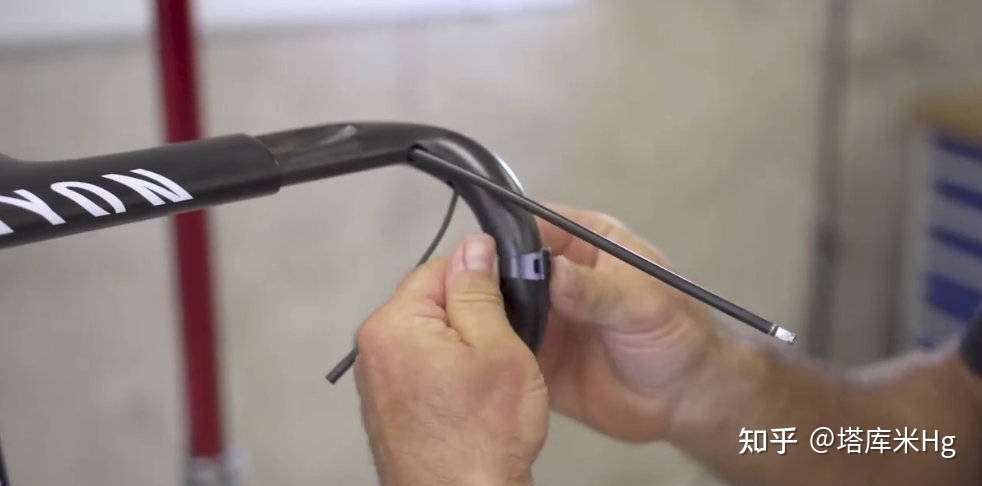 范德普尔比赛途中车把断裂 Canyon Aeroad再度翻车 原因何如 知乎