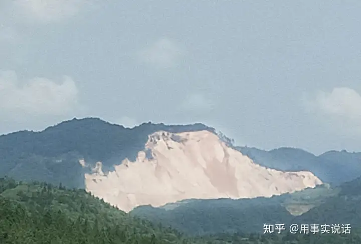 高丰矿业隆街镇岑告高岭土矿被指挖山毁林破坏生态环境，并存在重大安全隐患。