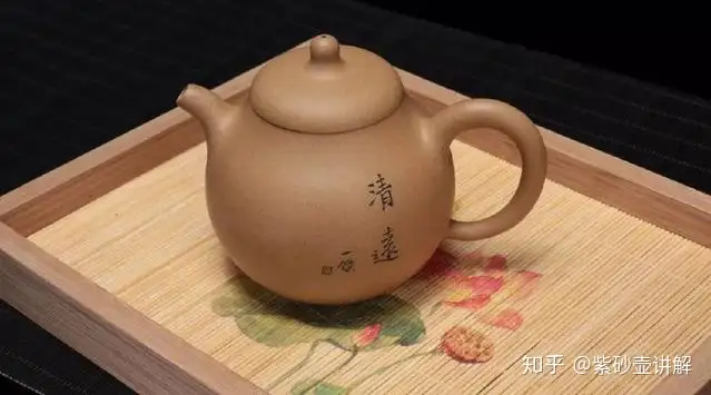 这都可以？（拿壶不开提哪壶什么意思）拿壶的标准手法，不掉盖的拿壶姿势，这样操作就对了！，床英语，