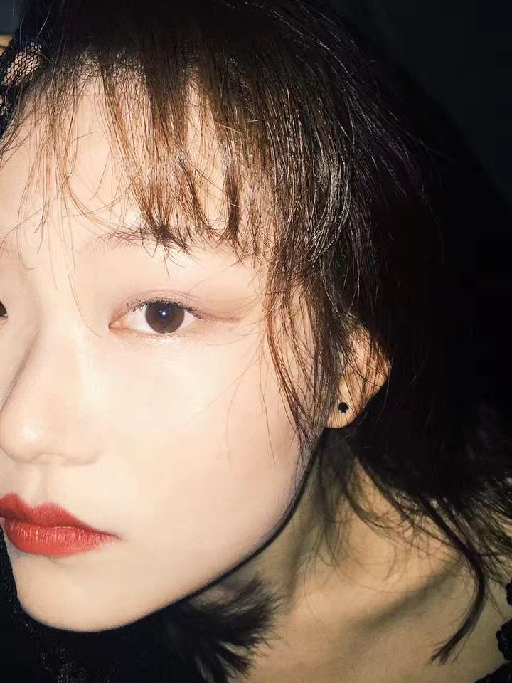 晚上灯光下怎么用手机在室内才能自拍出很好的的人像照片?