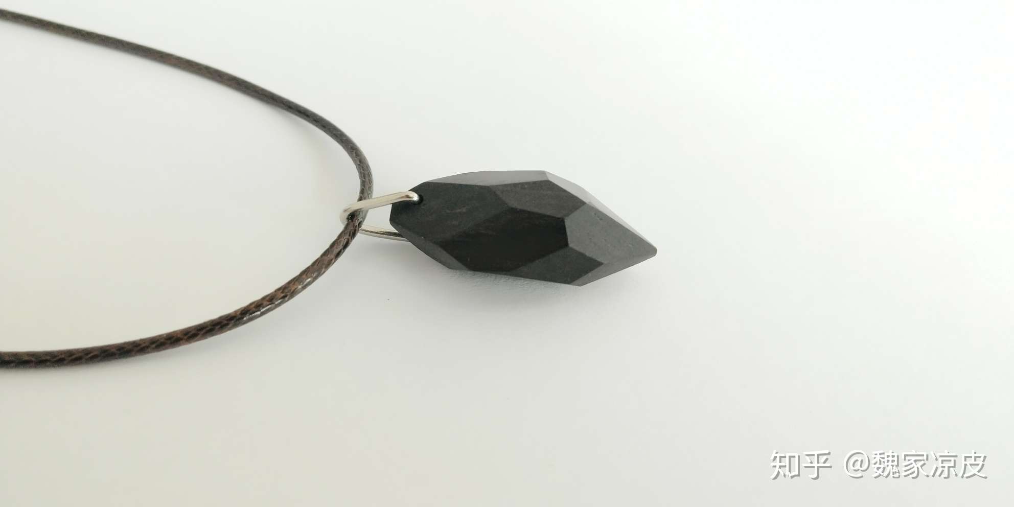 紫光檀不规则多面体切面吊坠,物体虽小,面面俱到,还挺耗时费工的