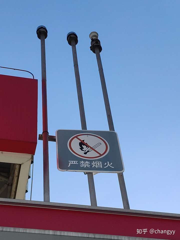 每个加油站附近一定有几个高高竖起的管子,有什么用途?