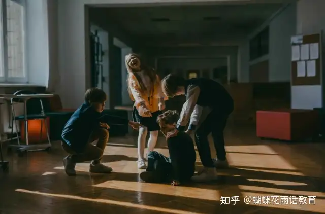 女儿遭遇霸凌，对方不以为意；父亲教科书式出手，霸凌者丧魂失魄