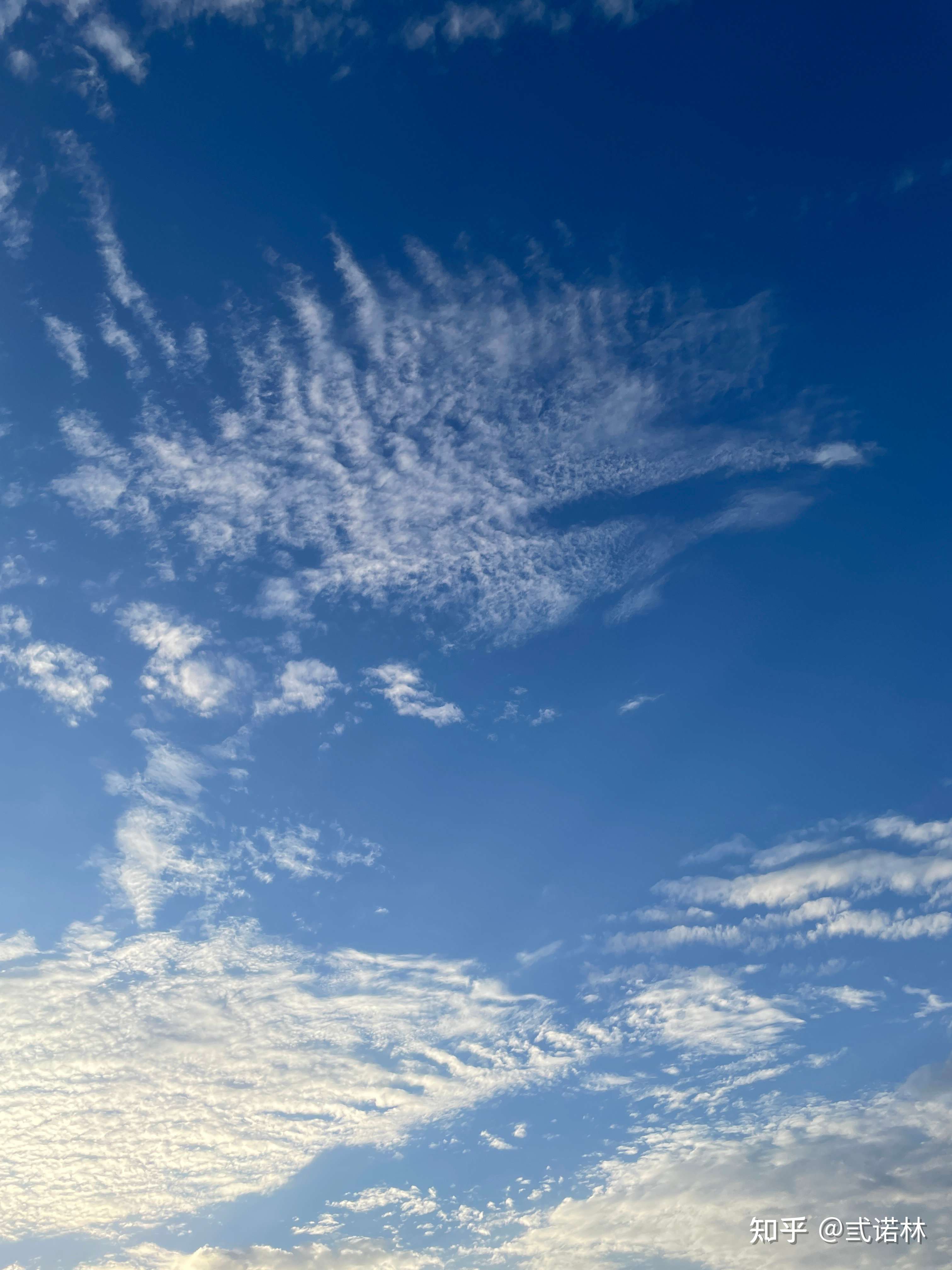 湛蓝的天空清澈图片