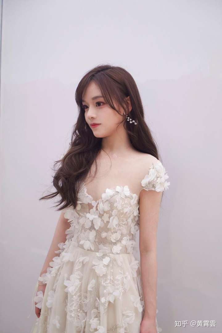 黄霄云整容了么我觉得她跟之前看好声音时候长的不一样了?