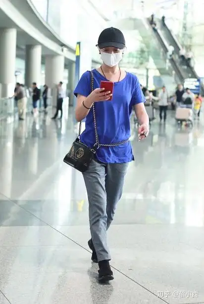 “周迅”真是穿麻布袋都好看，蓝色T恤配休闲裤走机场，任性有范