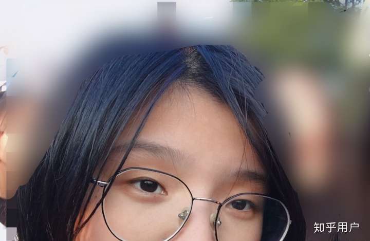 有没有那种单眼皮小眼睛塌鼻梁厚嘴唇但还挺好看的女生?