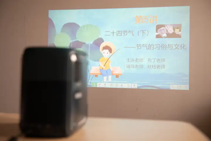 雙十一LCD投影儀預售榜爆款，色彩亮度躍級，微果D1智能投影儀跨越同級斷層領先