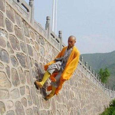 拳谱》记载,少林寺原有三十六种硬功,三十六种柔功,又称三十六外功,三