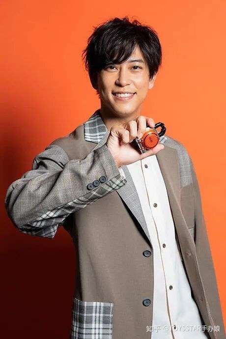 假面骑士铠武 Csm宣传纪念 主演佐野岳 小林豊为其打call 知乎