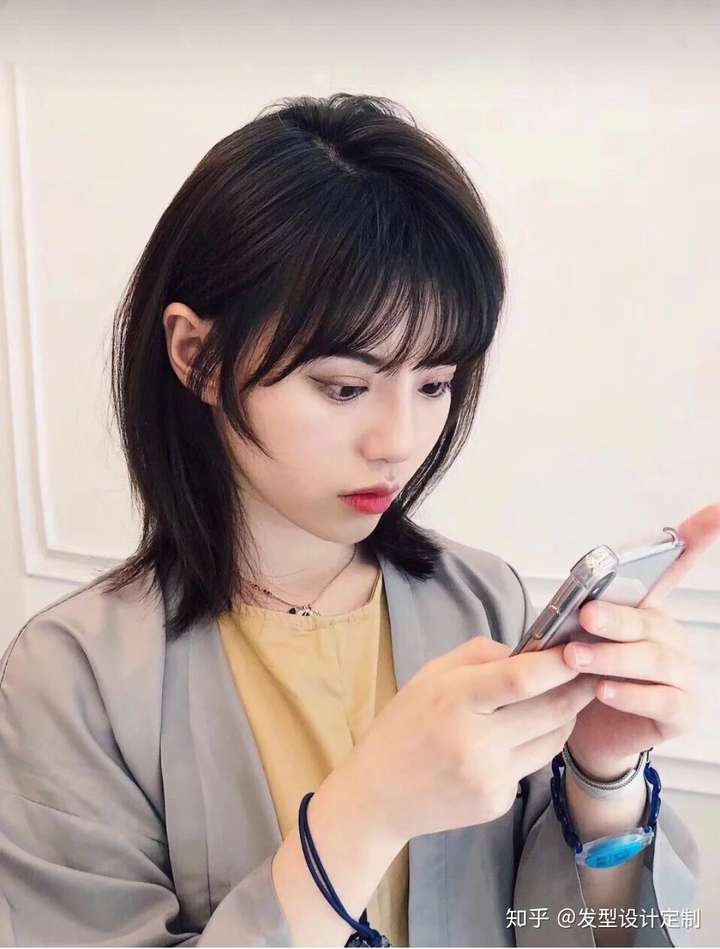 我想问一下菱形脸,额头窄,颧骨高的女生,适合什么样的发型?