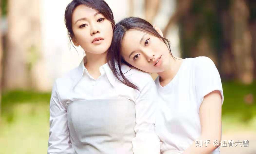 闫妮母女久违同框 眉眼极其相似 48岁闫妮气质胜过22岁邹元清 知乎