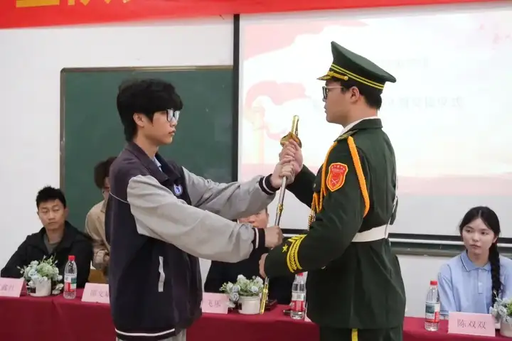 【红色校园】护旗薪火传使命 青春热血启征程 | 塘栖校区国旗护卫队交接仪式圆满落幕！(图6)