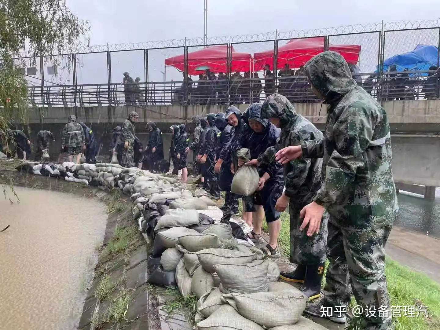 向奋战在抗洪救灾一线的我连退伍军人芋保磊致敬 知乎