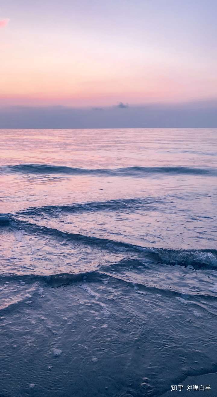去年在涠洲岛拍过几张,天气不好正好赶上台风,很多画面都转瞬即逝
