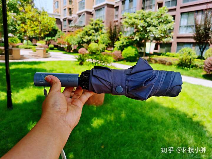 科技小胖 科技小胖聊数码 雨伞在日常生活使用中是一件不可或缺的