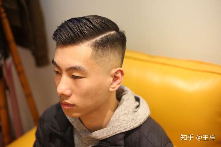 上海有擅长精剪男士背头,价格实惠的理发店吗?