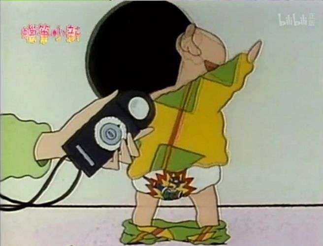 求蜡笔小新着睡衣模仿动感超人的背影图片?