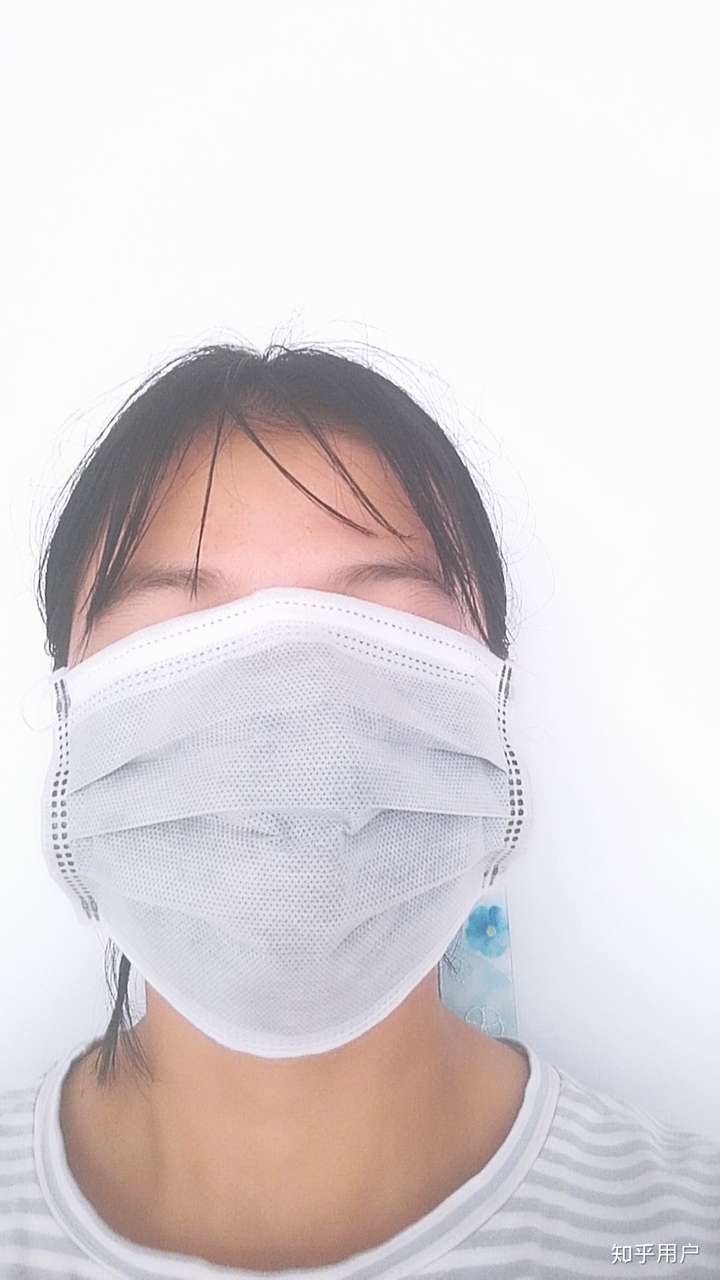 口罩遮脸要不就呼下巴