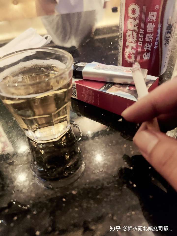 一个人找个大排档,点上一碟花生米 心情抑郁就自己抽烟喝点 想要排解