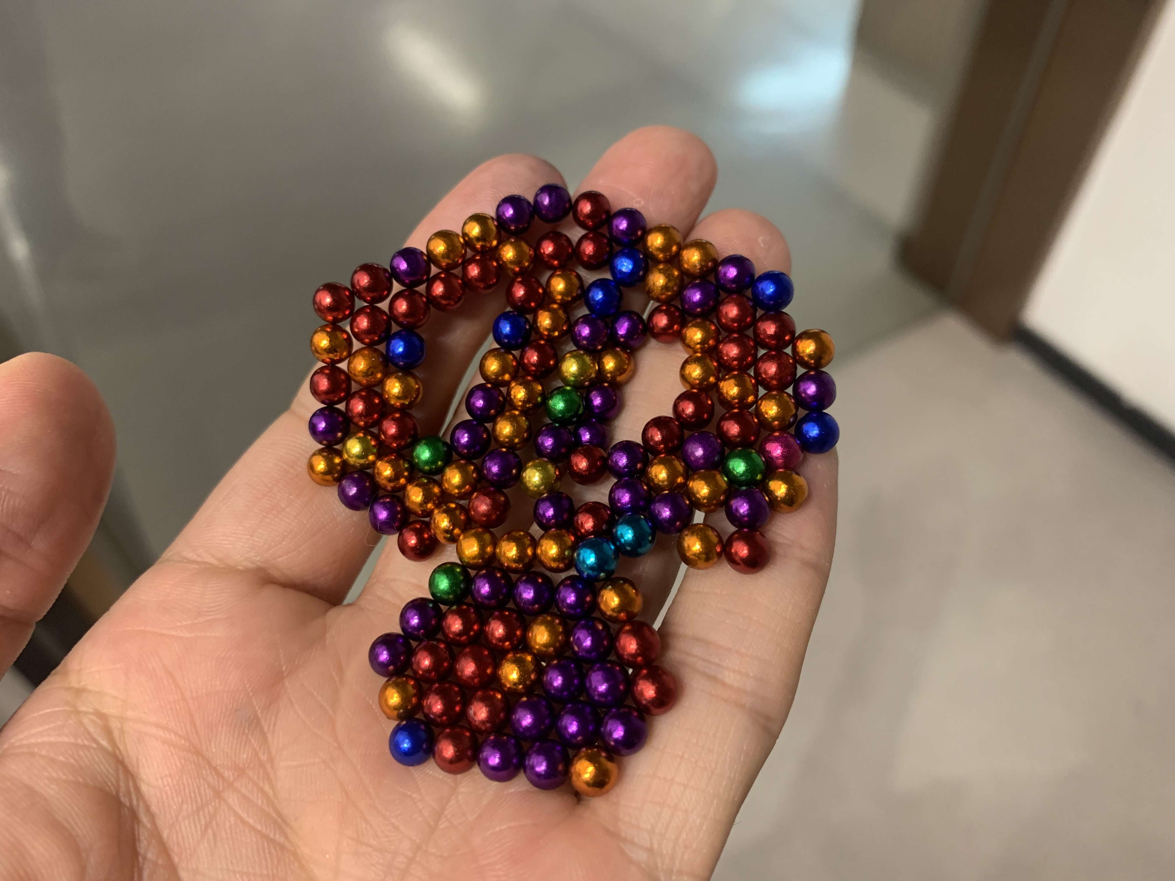七七十二 的想法: 这种玩具叫磁力珠,也叫巴克球,有很强的