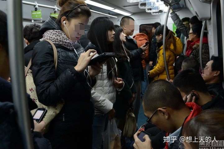 但我通过日常的观察和结合自身得出~ 目前看手机,玩手机,当然也包括